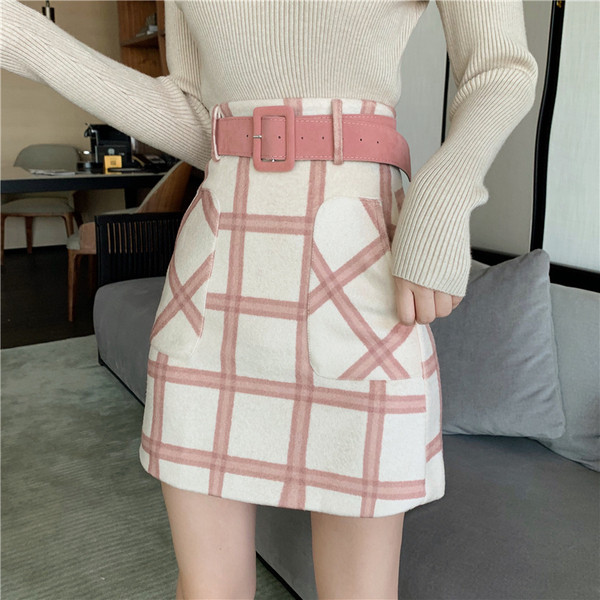 Stílusos női szoknya magas derékkal, rózsaszín és zöld övvel