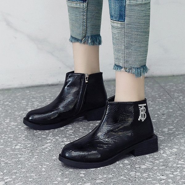 Κομψές γυναικείες μπότες με μεταλλική διακόσμηση σε μαύρο χρώμα