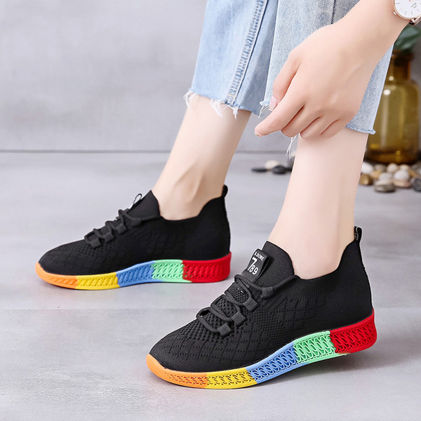 Γυναικεία αθλητικά παπούτσια με χρωματιστά πέλματα