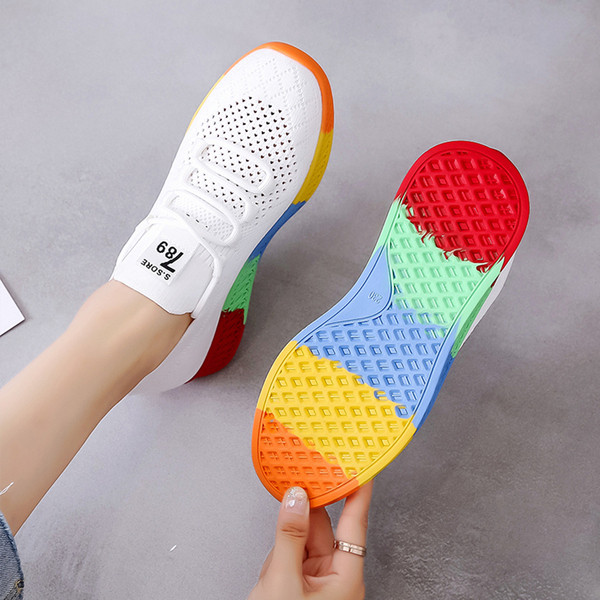 Γυναικεία αθλητικά παπούτσια με χρωματιστά πέλματα