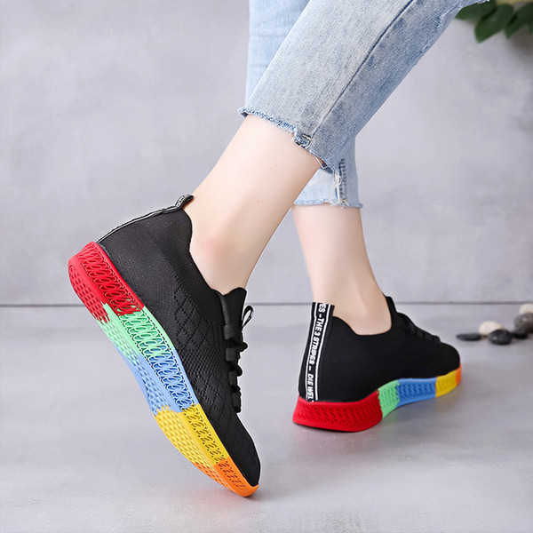 Γυναικεία αθλητικά παπούτσια με χρωματιστά πέλματα