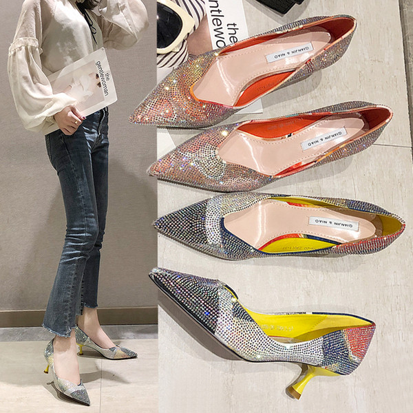 Modern női cipő kövekkel hegyes modell több színben