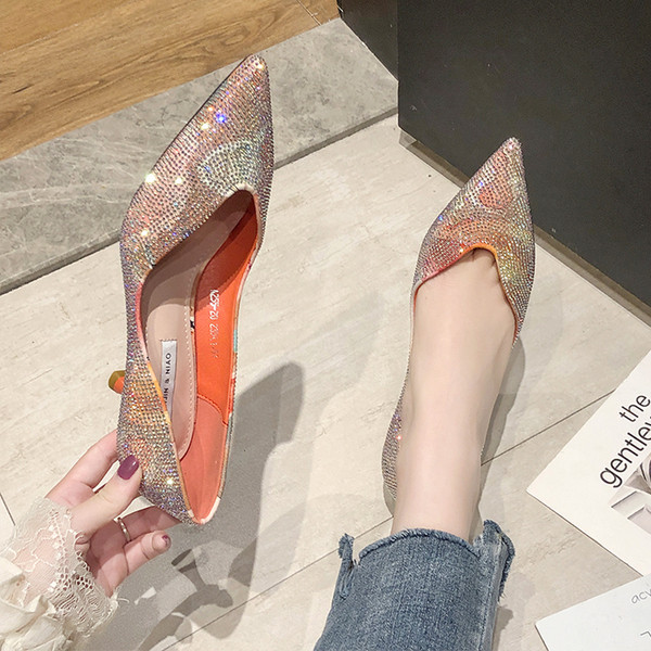 Modern női cipő kövekkel hegyes modell több színben