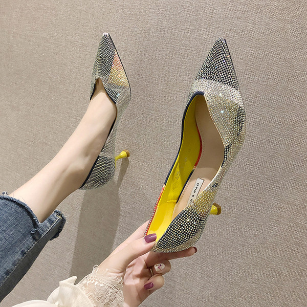 Modern női cipő kövekkel hegyes modell több színben