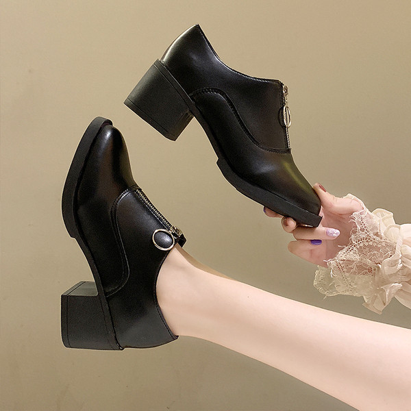 Női bőrcipő cipzárral és vastag sarokkal, két színben