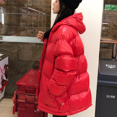 Μοντέρνο γυναικείο μπουφάν με κουμπιά σε μαύρο και κόκκινο χρώμα