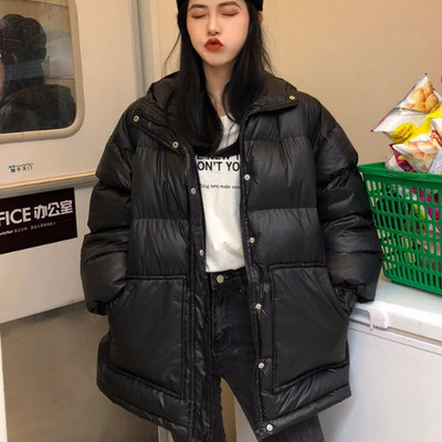 Μοντέρνο γυναικείο μπουφάν με κουμπιά σε μαύρο και κόκκινο χρώμα