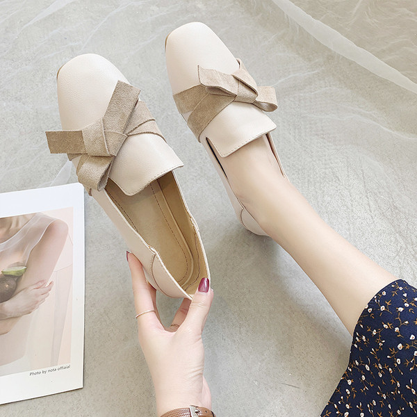 Bőr női cipő lapos talppal, bézs színben