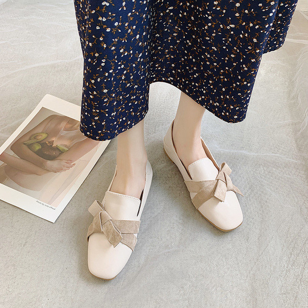 Bőr női cipő lapos talppal, bézs színben