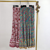 Hosszú szabású szoknya elasztikus derékkal, mintás mintával