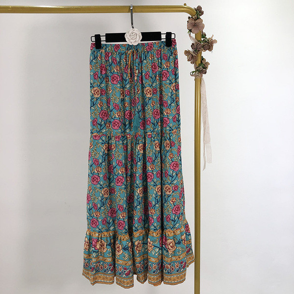 Hosszú szabású szoknya elasztikus derékkal, mintás mintával