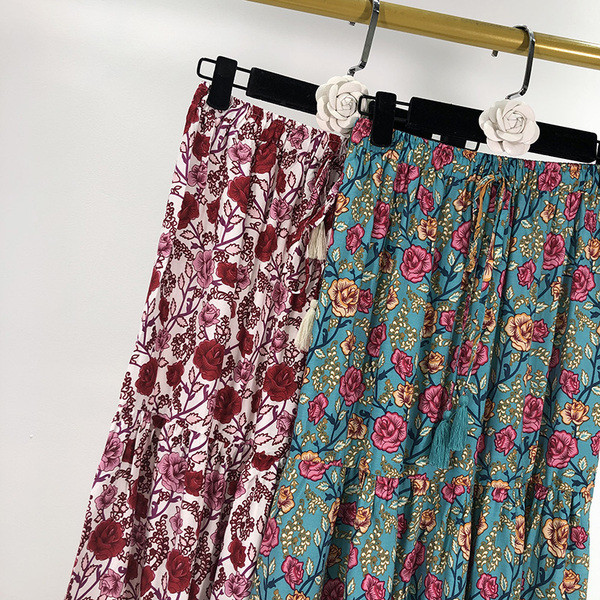 Hosszú szabású szoknya elasztikus derékkal, mintás mintával