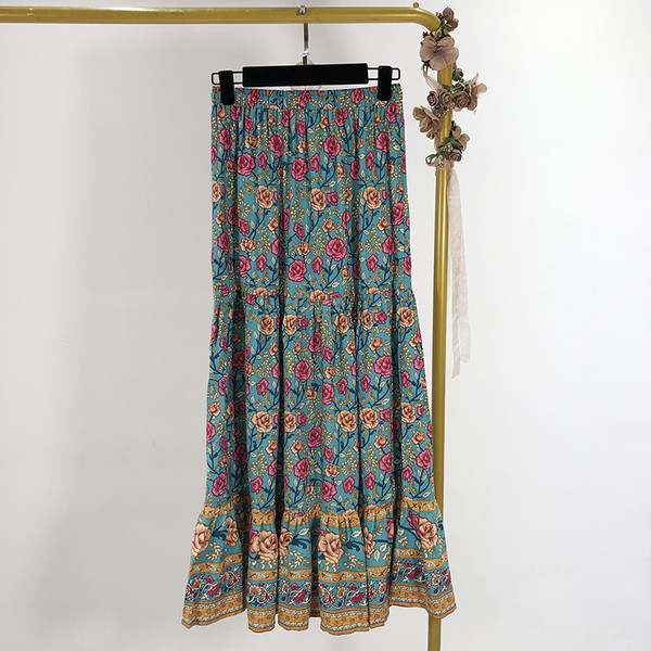 Hosszú szabású szoknya elasztikus derékkal, mintás mintával