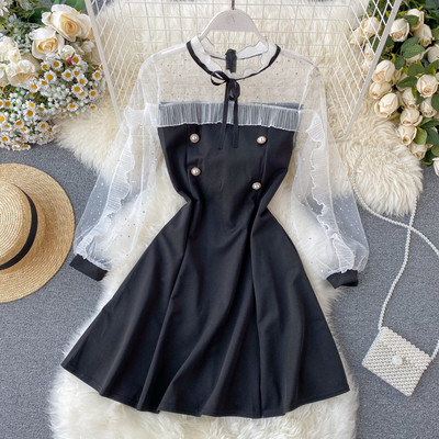 Stílusos női ruha gombokkal és tüll fekete színben