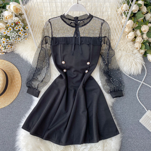 Stílusos női ruha gombokkal és tüll fekete színben