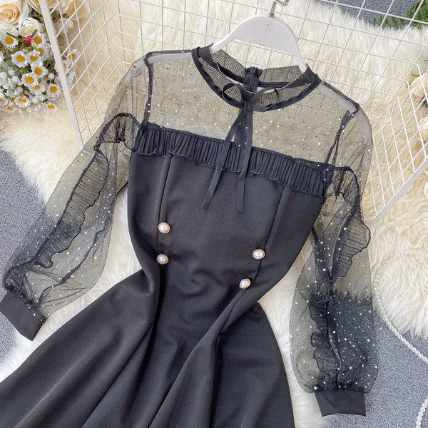 Stílusos női ruha gombokkal és tüll fekete színben