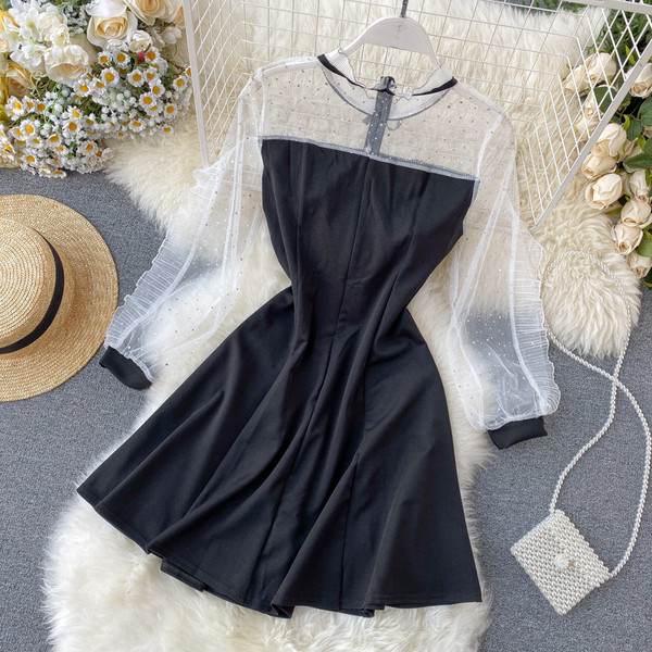 Stílusos női ruha gombokkal és tüll fekete színben