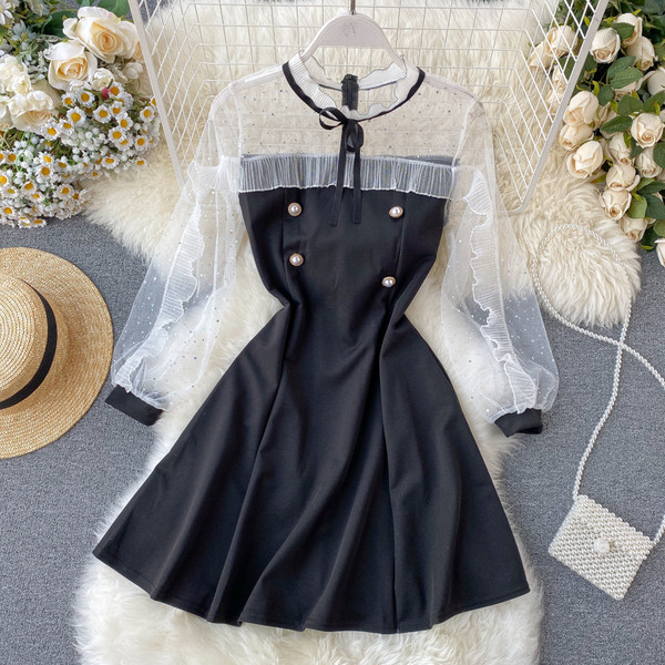 Stílusos női ruha gombokkal és tüll fekete színben