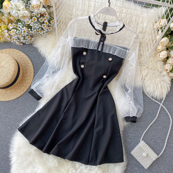 Stílusos női ruha gombokkal és tüll fekete színben