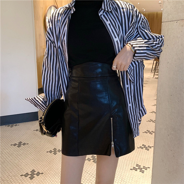 Öko bőrből készült rövid modern szoknya magas derékkal és cipzárral