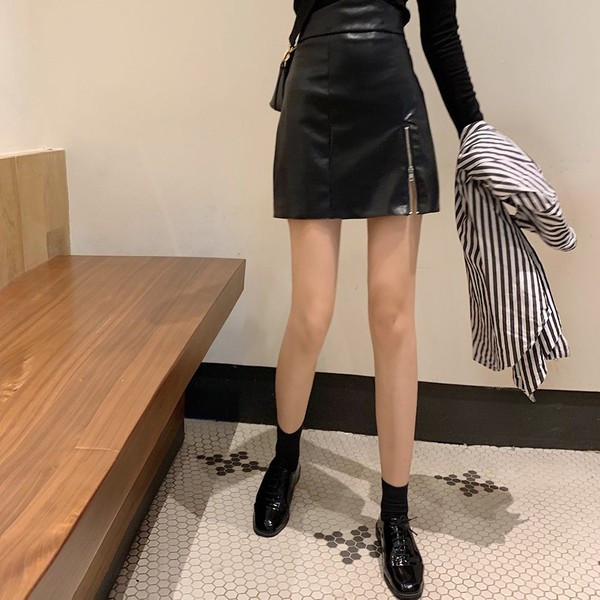 Öko bőrből készült rövid modern szoknya magas derékkal és cipzárral