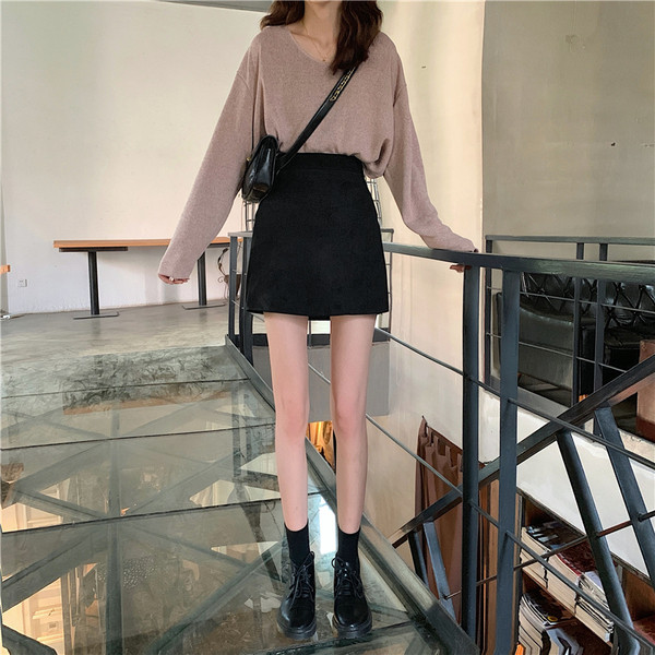 Eco velúrból készült rövid, modern szoknya magas derékkal