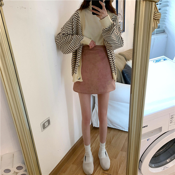 Eco velúrból készült rövid, modern szoknya magas derékkal