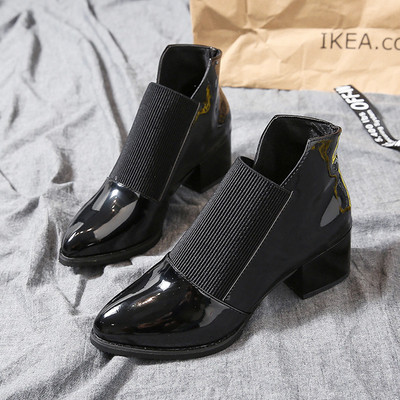 Κομψές γυναικείες μπότες από οικολογικό δέρμα σε μαύρο χρώμα