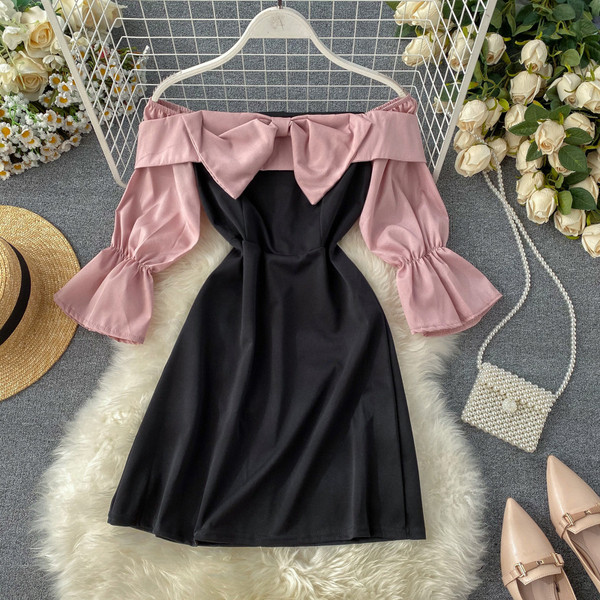 Modern női ruha rózsaszín és sárga szalaggal