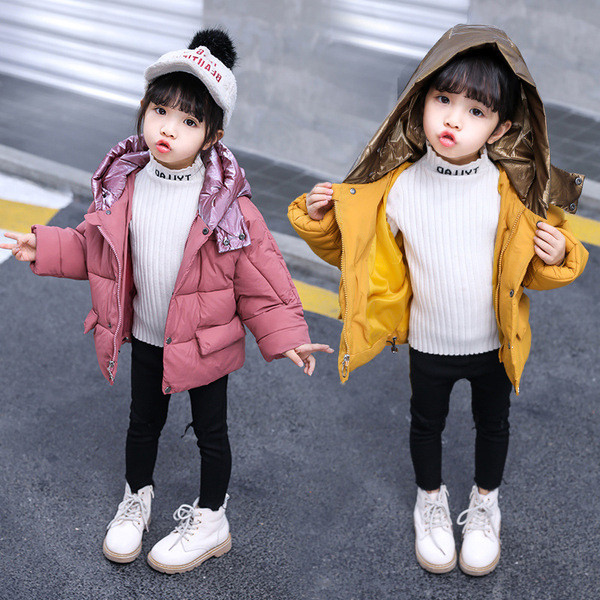 Modern téli gyerekdzseki lányoknak rózsaszín és sárga kapucnival
