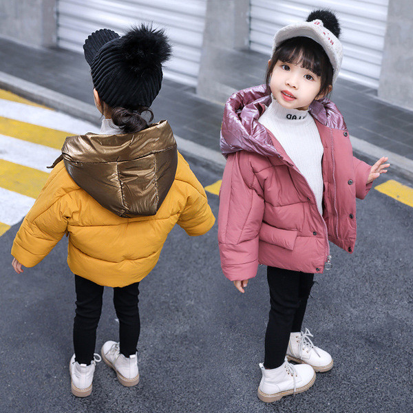 Modern téli gyerekdzseki lányoknak rózsaszín és sárga kapucnival