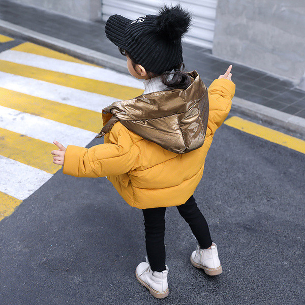 Modern téli gyerekdzseki lányoknak rózsaszín és sárga kapucnival