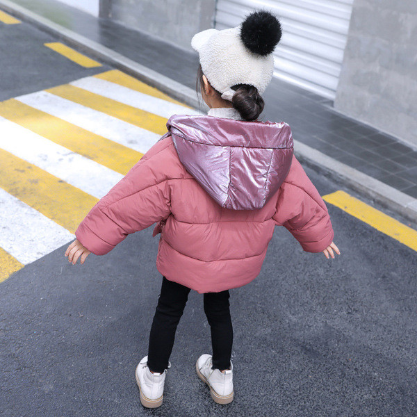 Modern téli gyerekdzseki lányoknak rózsaszín és sárga kapucnival