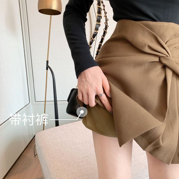 Rövid aszimmetrikus szoknya barna és fekete színben