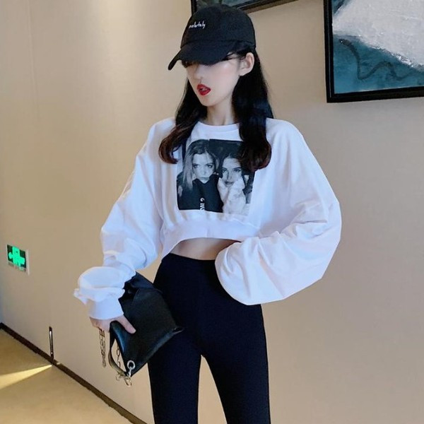 Rövid női blúz fehér és fekete rátéttel