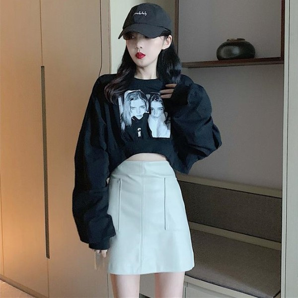 Rövid női blúz fehér és fekete rátéttel