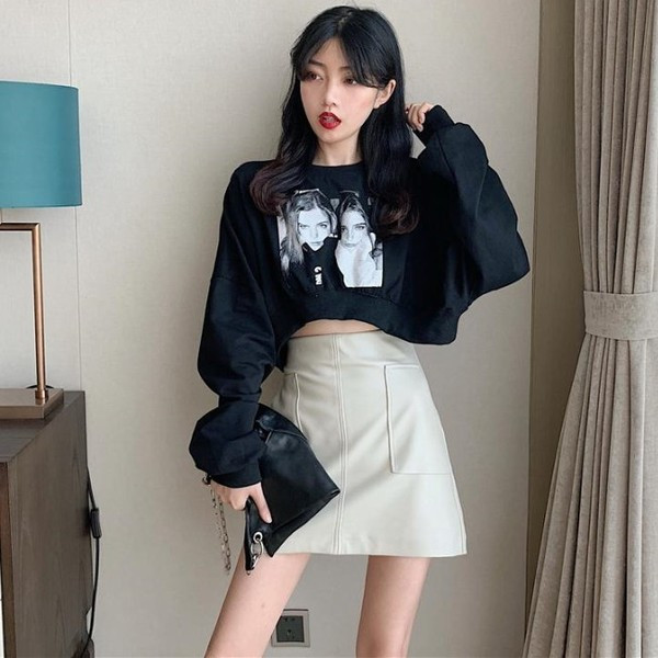 Rövid női blúz fehér és fekete rátéttel