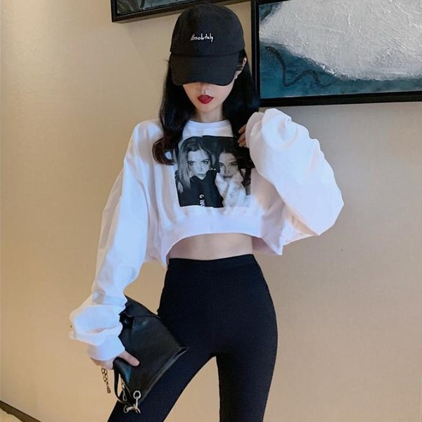 Rövid női blúz fehér és fekete rátéttel