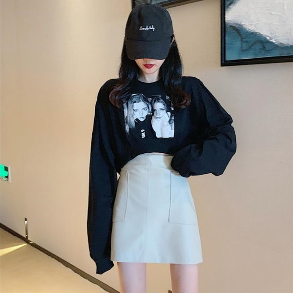 Rövid női blúz fehér és fekete rátéttel