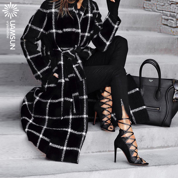 Стилно дамско карирано палто в черен цвят