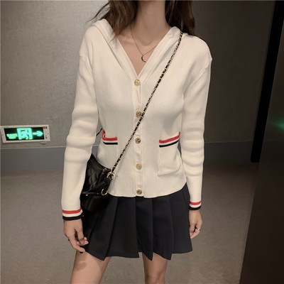 Rövid alkalmi mellény fehér és fekete gombokkal