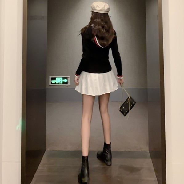 Rövid alkalmi mellény fehér és fekete gombokkal