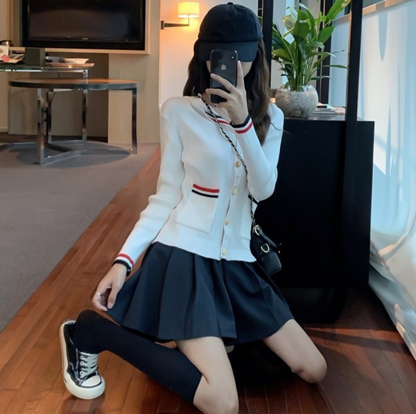 Rövid alkalmi mellény fehér és fekete gombokkal