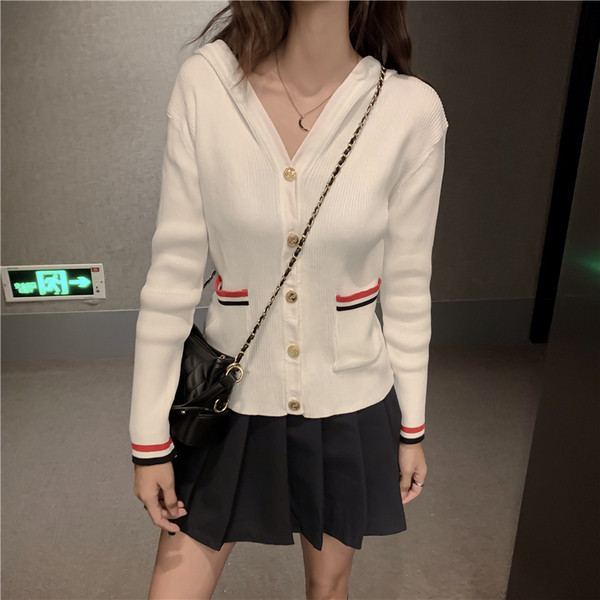 Rövid alkalmi mellény fehér és fekete gombokkal