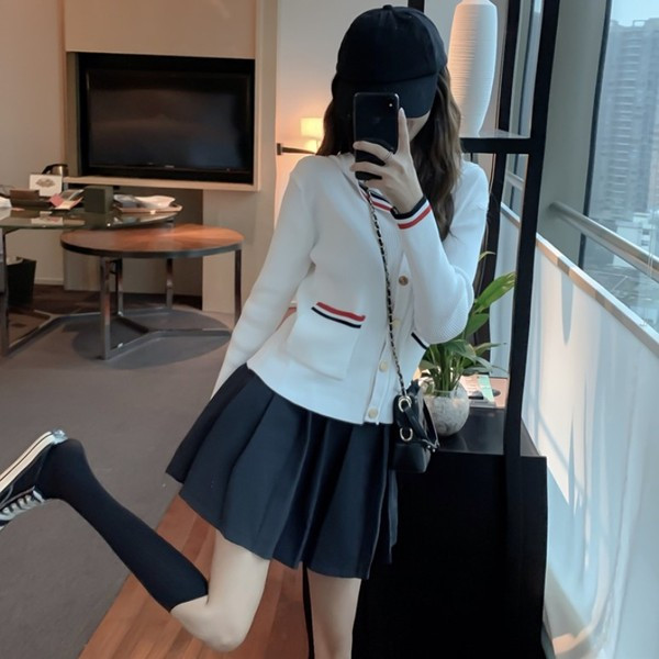 Rövid alkalmi mellény fehér és fekete gombokkal