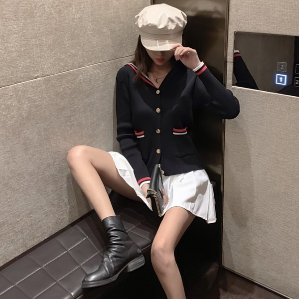 Rövid alkalmi mellény fehér és fekete gombokkal