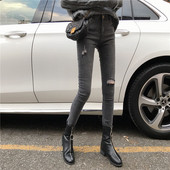 Szürke, testhezálló női farmer, szakadt motívumokkal