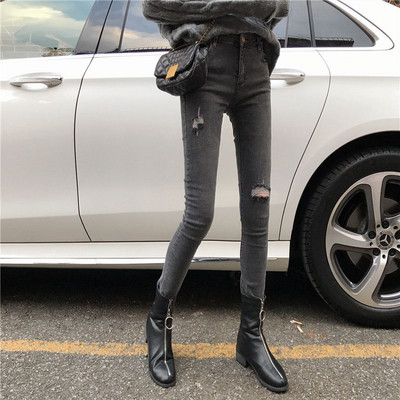 Szürke, testhezálló női farmer, szakadt motívumokkal