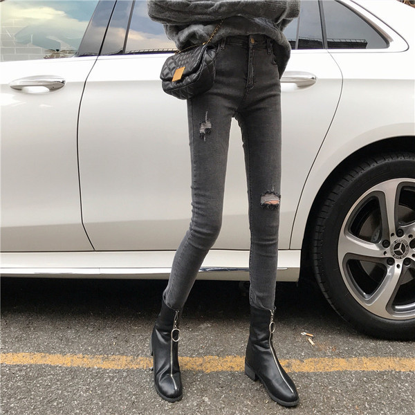 Szürke, testhezálló női farmer, szakadt motívumokkal