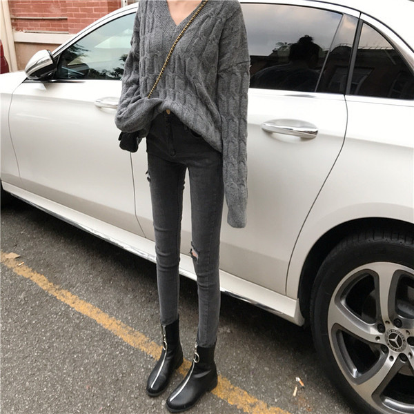 Szürke, testhezálló női farmer, szakadt motívumokkal